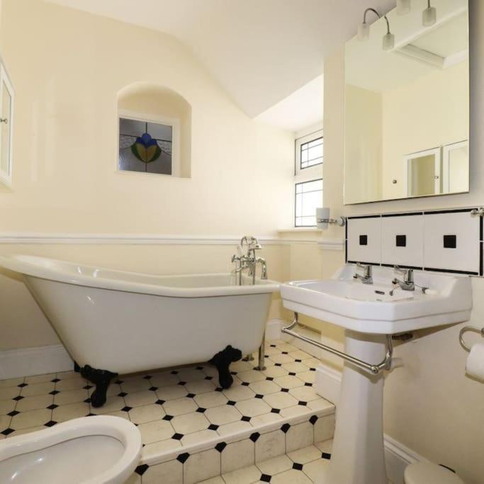 Gorgeous House In Newquay Walking Distance From Fistral Beach Extérieur photo