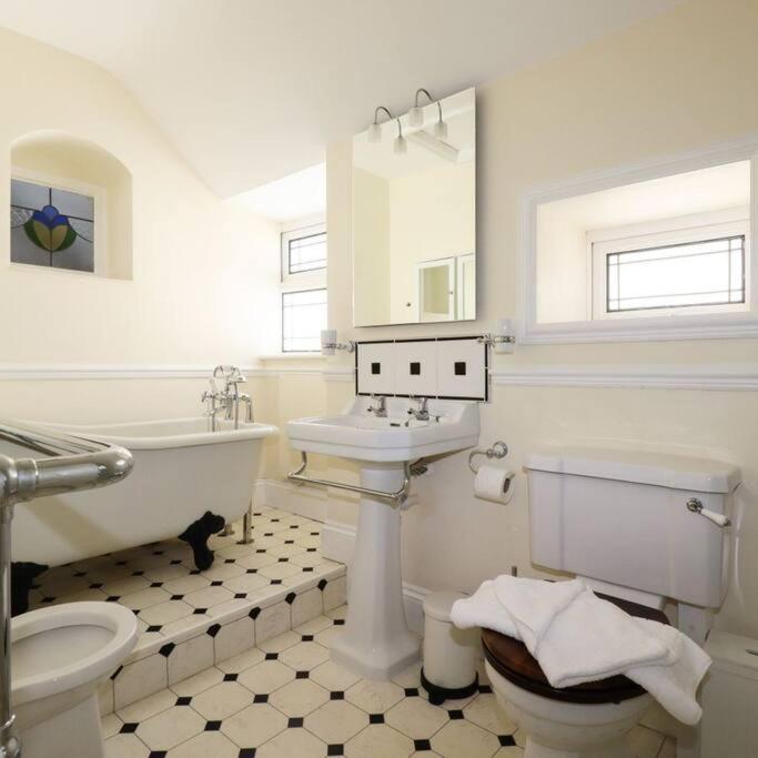 Gorgeous House In Newquay Walking Distance From Fistral Beach Extérieur photo